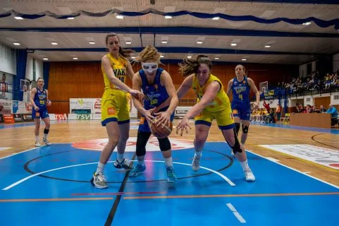 YOUNG ANGELS Košice vs. Piešťanské Čajky, autor: Laco Duračka