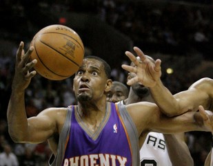 Spurs sa posilnili o Kurta Thomasa