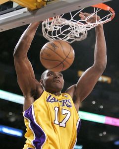Bynum na operáciu, Lakers si musia poradiť bez neho