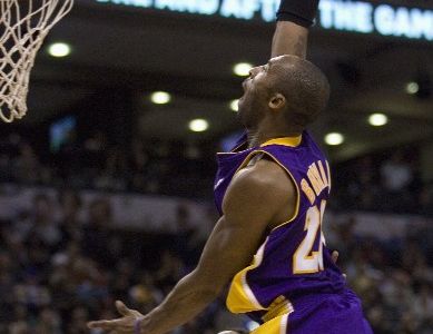 Bryant pomohol Lakers proti Torontu 46 bodmi