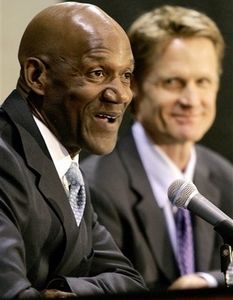Na trénerskej lavičke Phoenixu Terry Porter