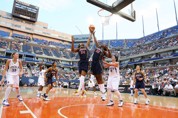 Ďalšia bitka v detroitskej hale Auburn Hills počas WNBA – VIDEO