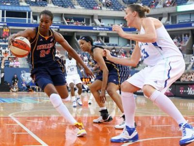 Prvý zápas WNBA pod holým nebom s McCarville i Kraayeveldovou – VIDEO