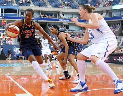 Prvý zápas WNBA pod holým nebom s McCarville i Kraayeveldovou – VIDEO