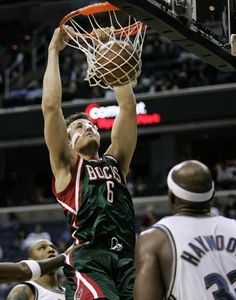 Bogut v Milwaukee s novou zmluvou na päť rokov