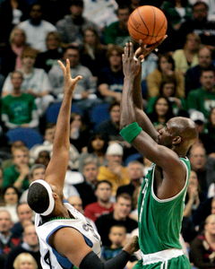 Garnett sa vrátil do Minnesoty a nastrieľal 17 bodov