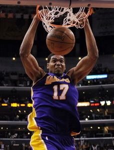 V Los Angeles žiarili Bynum a Bryant