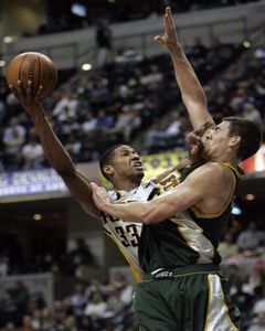 Jason Kapono vo Phoenixe o trojkársku trojkorunu