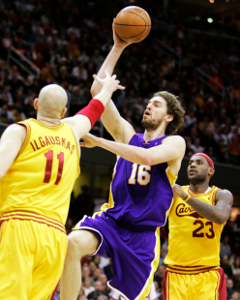 Lakers zvíťazili v Clevelande, pretrhli sériu domácich