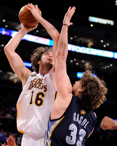 V Orlande duel Howard – O`Neal, v LA bratov Gasolovcov