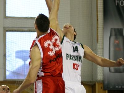 Play-off začalo dvoma prehrami favoritov