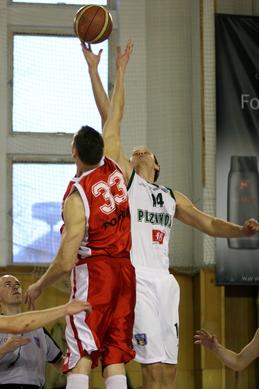 Play-off začalo dvoma prehrami favoritov