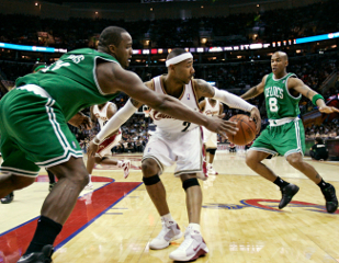 Cleveland rozstrieľal Boston a priblížil sa k jeho rekordu