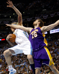 Nuggets zlomili Lakers pod košom a vyrovnali na 2:2