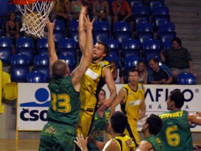 Vysoké prehry Levíc a Handlovej, Komárno nestačilo na Albacomp