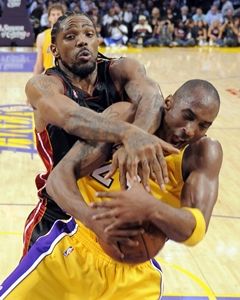 Bryantova náročná strela rozhodla o víťazstve Lakers