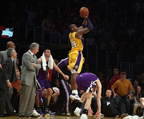 Hviezdami piatkovej noci Kobe Bryant a Nate Robinson