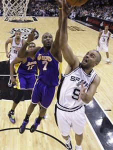 Derick Rose a Dwyane Wade nastrieľali po 37 bodov