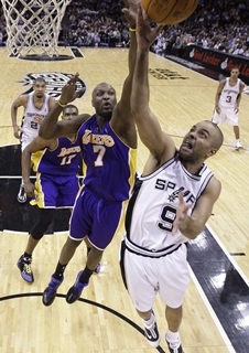 Derick Rose a Dwyane Wade nastrieľali po 37 bodov