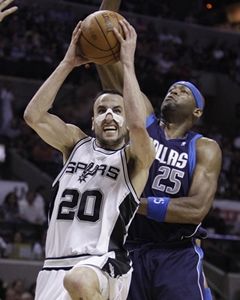 San Antonio a Phoenix postúpili do druhého kola