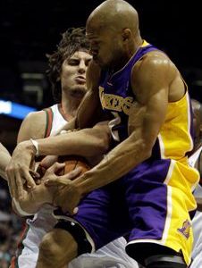 Milwaukee zaskočilo Lakers na ich ihrisku