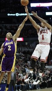 Derrick Rose priviedol Chicago k výhre nad Lakers