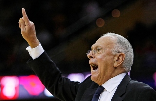 Larry Brown už nie je trénerom Jordanovho Charlotte
