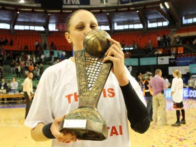 Taurasiová priviedla Spartak k historickému štvrtému triumfu