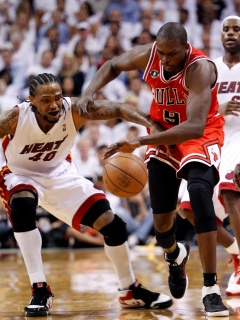 Miami si v predĺžení vybojovalo mečbal