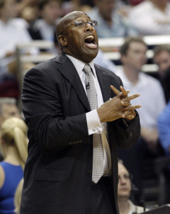 Phila Jacksona nahradí na lavičke Lakers Mike Brown