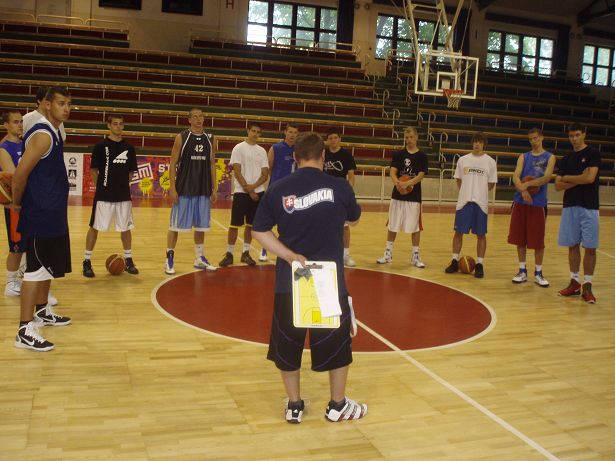 Kurilla verí, že aj asociácia pomôže s prípravou