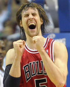 Zlatý z OH 2004 Nocioni dal košom NBA, zostáva v Európe
