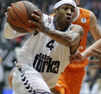 Iverson pri debute s 15 bodmi, ale bez víťazstva