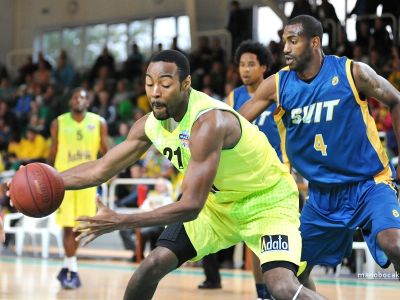 Hviezdou kola Kenneth Henderson