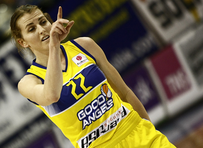 Tijana doskakuje, Miljana prihráva, Allie strieľa, Helena skóruje
