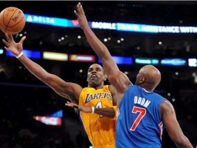 Lakers proti slabému Detroitu preťali šnúru prehier