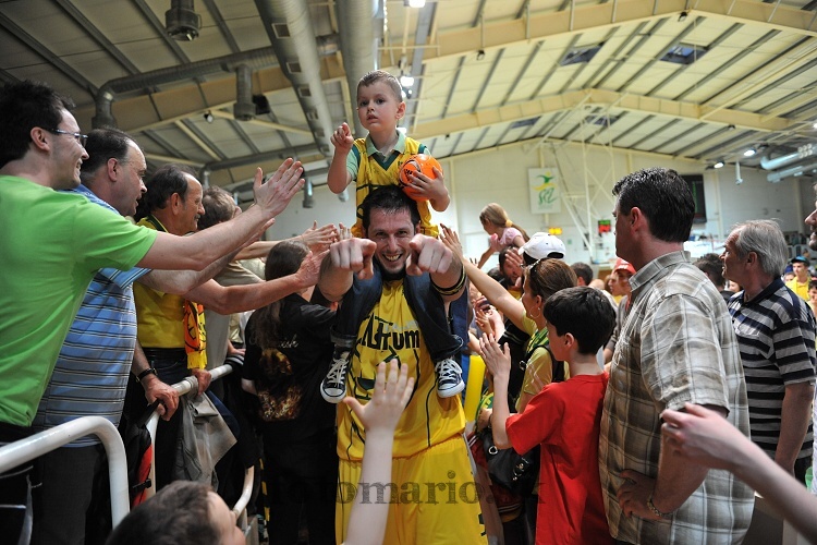 Levičania s trénerom Lutovským a tandemom K + K