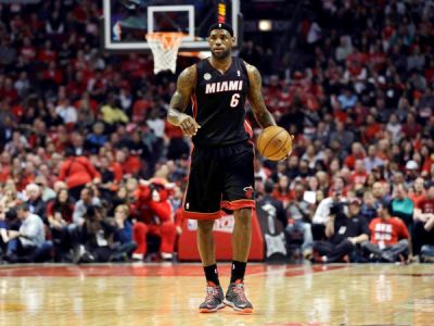 Garnett sa pustil do LeBrona, NBA sa blíži