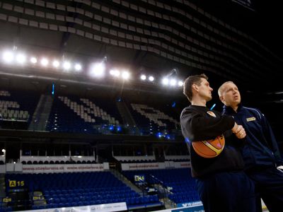 V Steel aréne proti výberu sveta