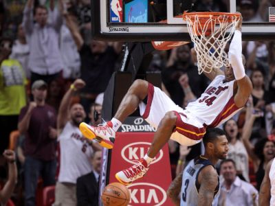 San Antonio s rekordom sezóny, New York opäť víťazne