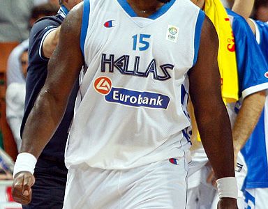 Grécky Shaq vtrhol do hľadiska, chcel udrieť fanúšika