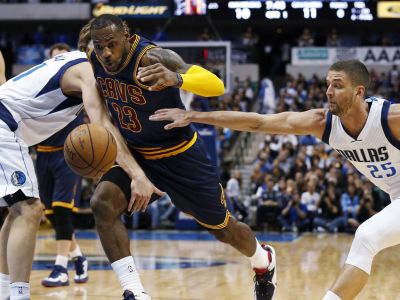 Cleveland vyhral v Dallase, LeBron James si pripísal 27 bodov
