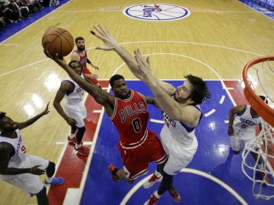 Chicago vyhralo vo Philadelphii po predĺžení, Atlanta zakopla v Denveri