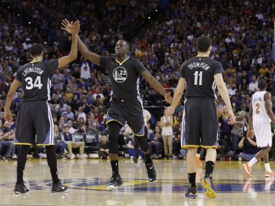 Warriors bez problémov zdolali New York a upevnili si vedenie v súťaži