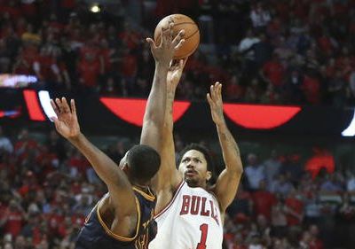 Derrick Rose hrá znovu skvele a prvýkrát vedie nad LeBronom