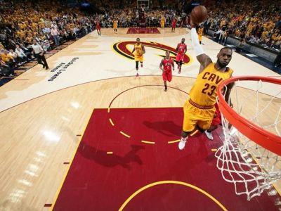 LeBron James smeruje k Michaelovi Jordanovi