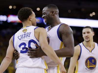 Warriors zdolali v piatom finále Cleveland 104:91, vedú 3:2