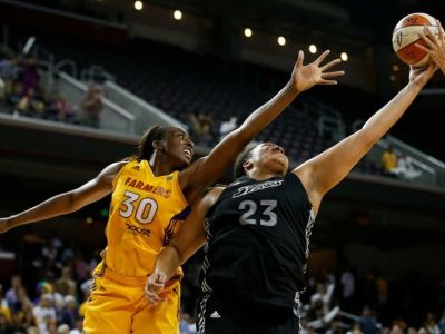 Sparks vyhrali v San Antoniu, Toliverová zaznamenala štyri body