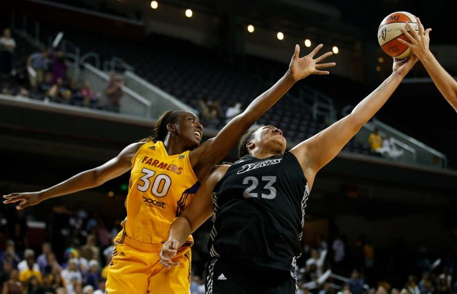 Sparks vyhrali v San Antoniu, Toliverová zaznamenala štyri body