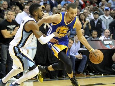 Warriors vyhrali aj v Memphise, naďalej sú stopercentní